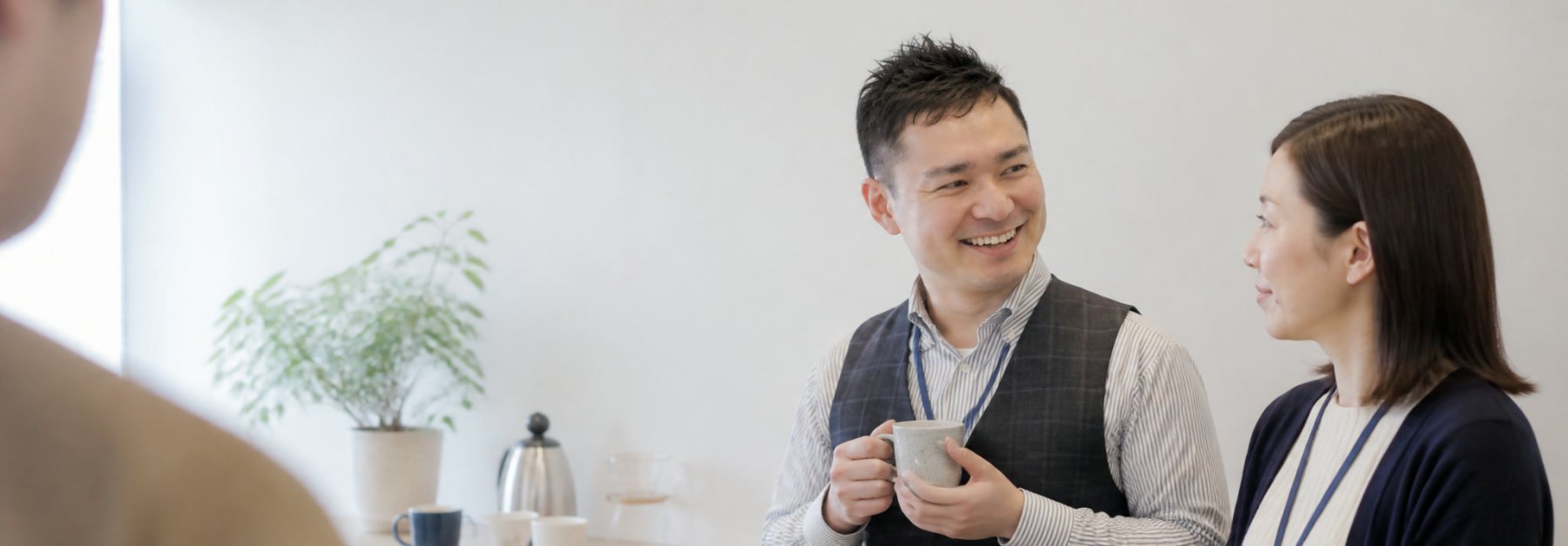 休憩スペースで話す株式会社kotatsuのメンバー