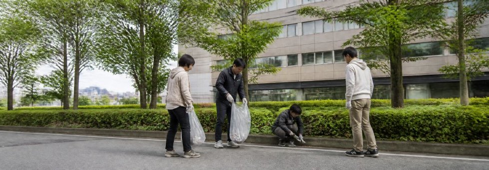 オフィス周辺で清掃活動をする社員